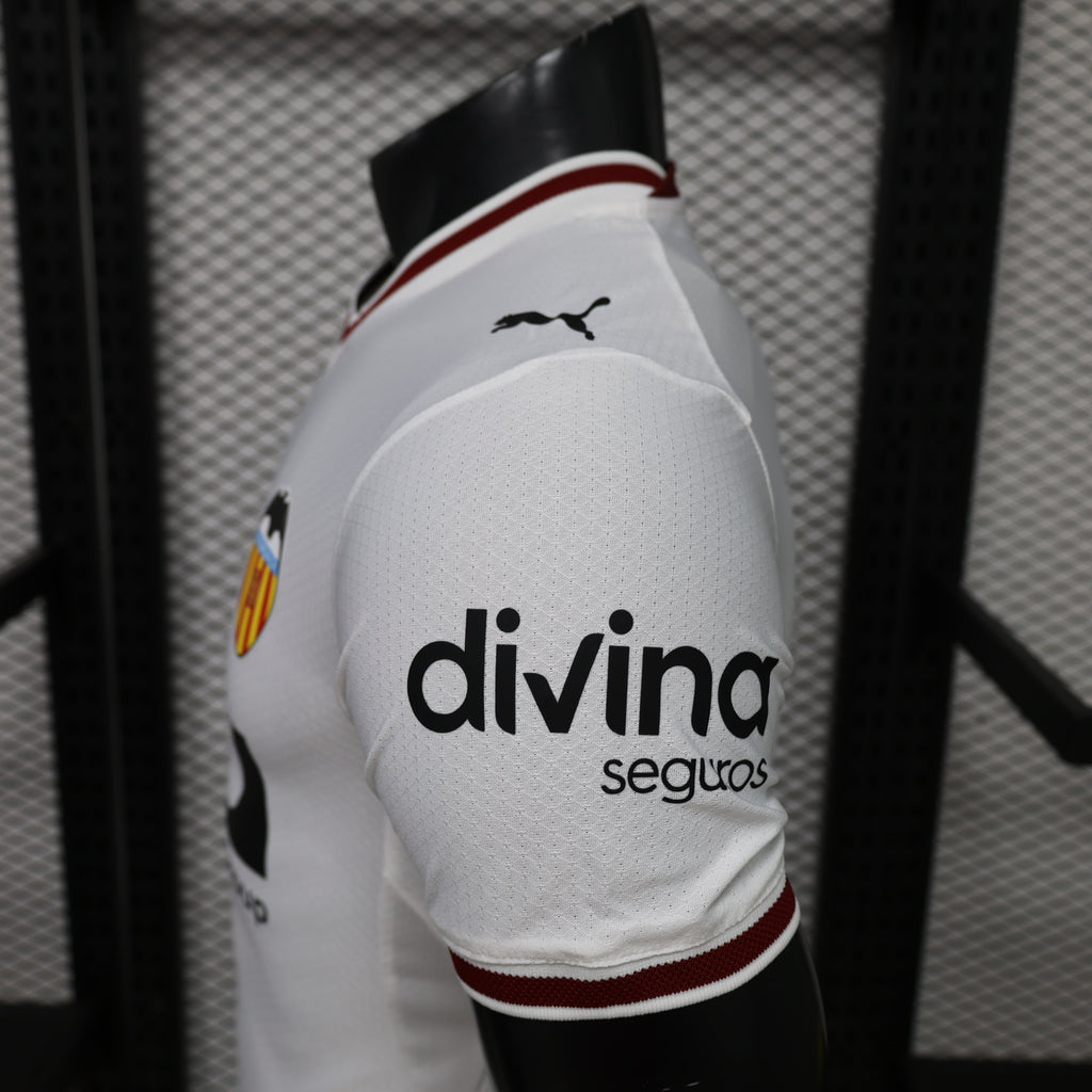 Valencia CF de la temporada 2024/2025 firmada por Puma