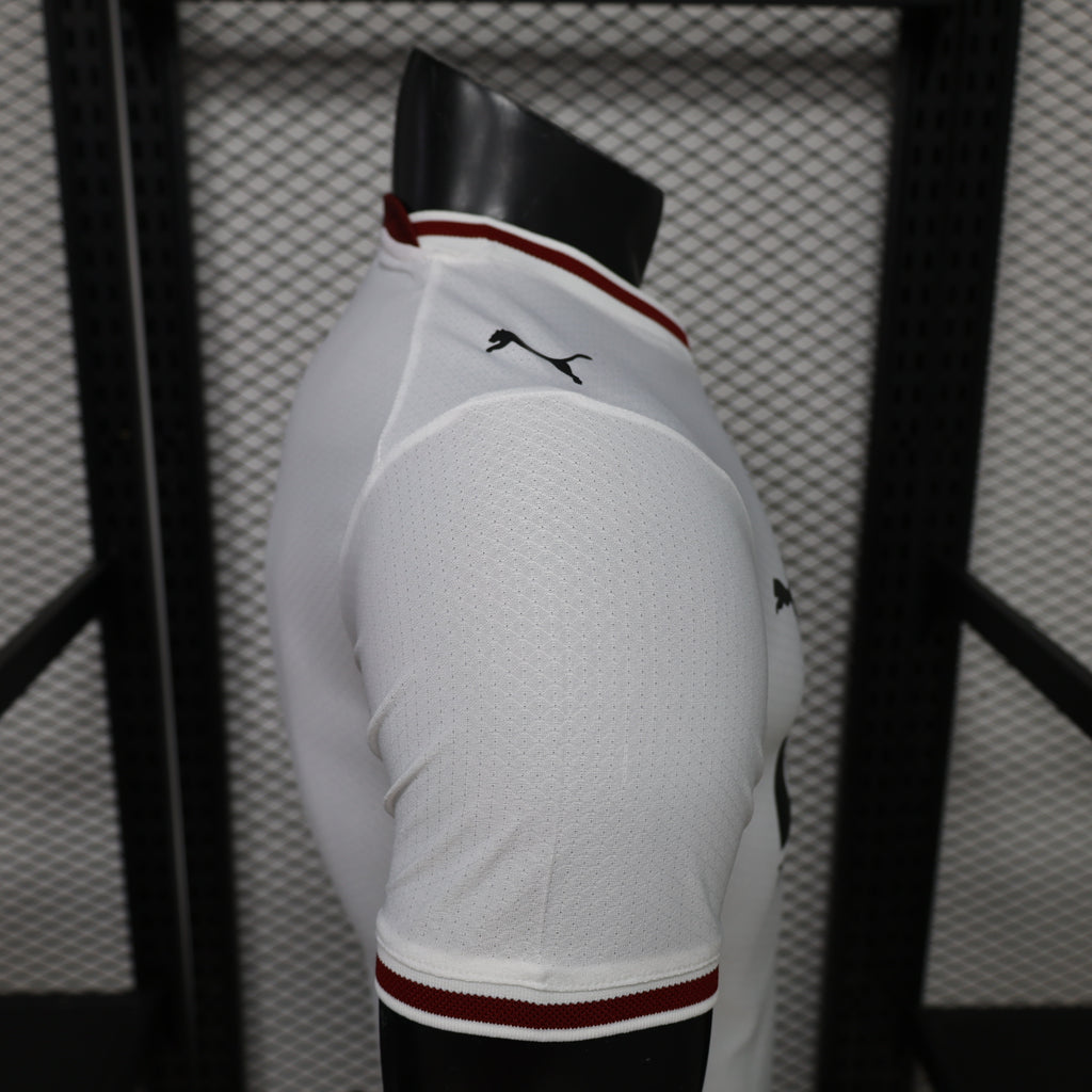 Valencia CF de la temporada 2024/2025 firmada por Puma