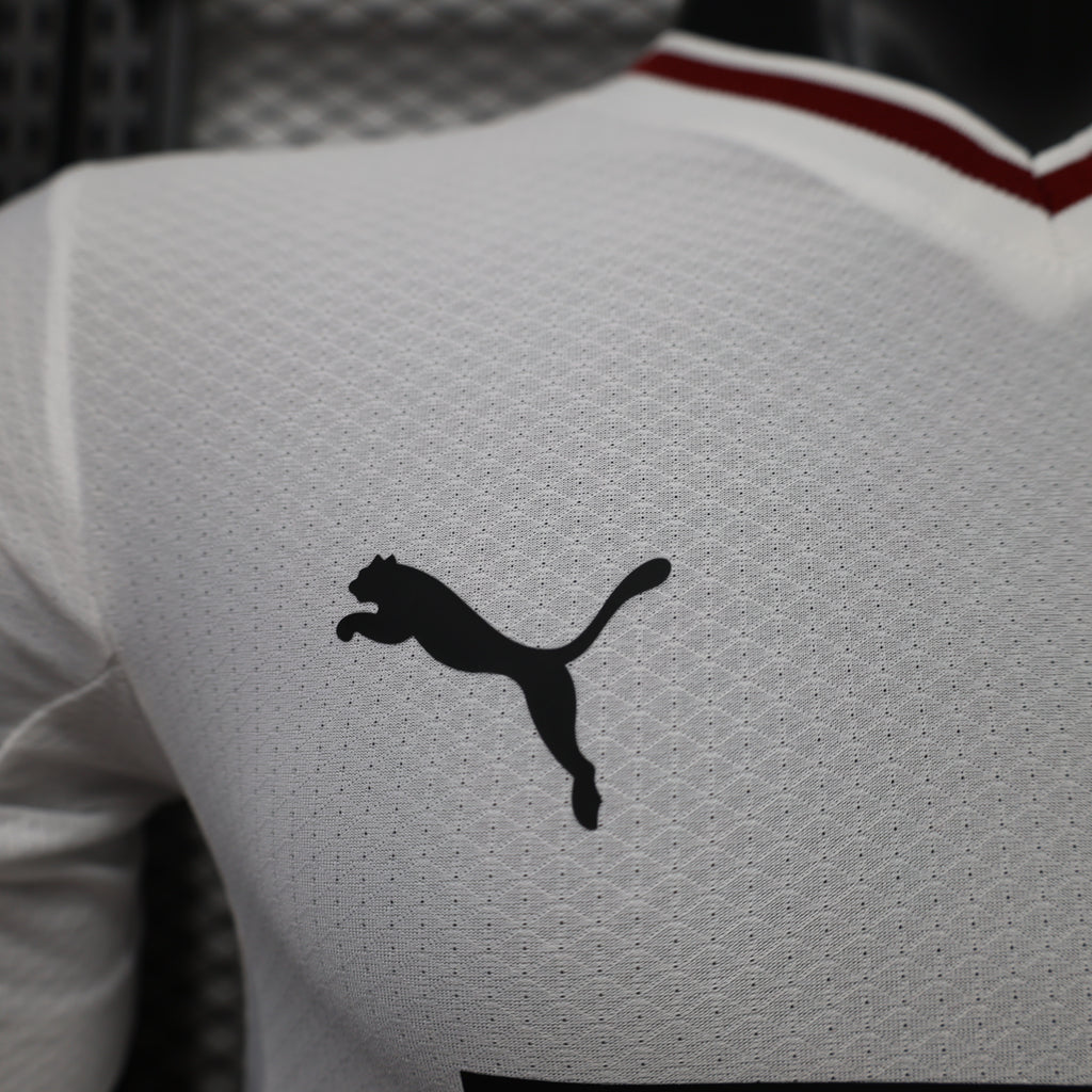 Valencia CF de la temporada 2024/2025 firmada por Puma