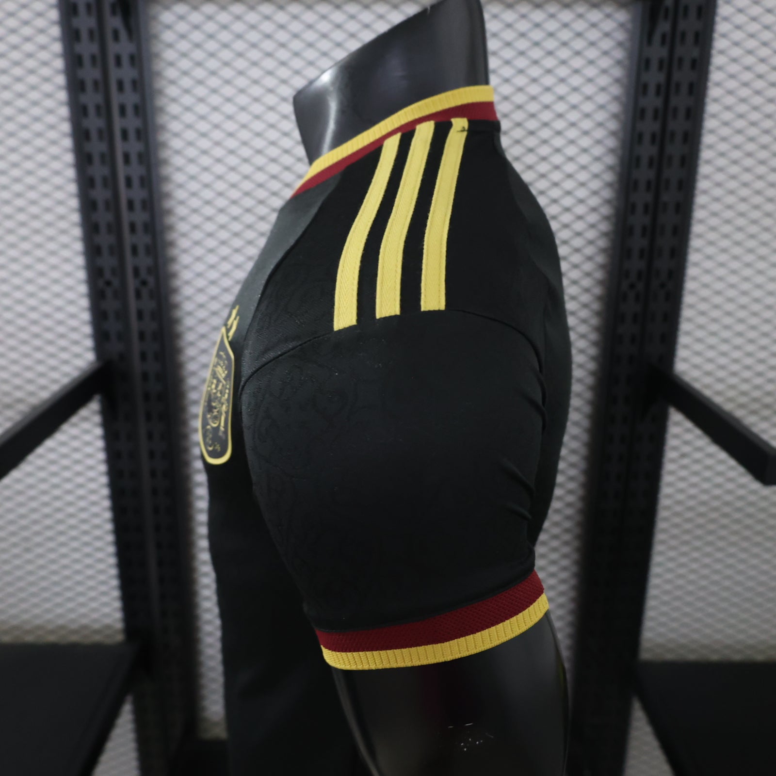 Presume de la segunda equipación / camiseta retro de la Selección Española de Adidas