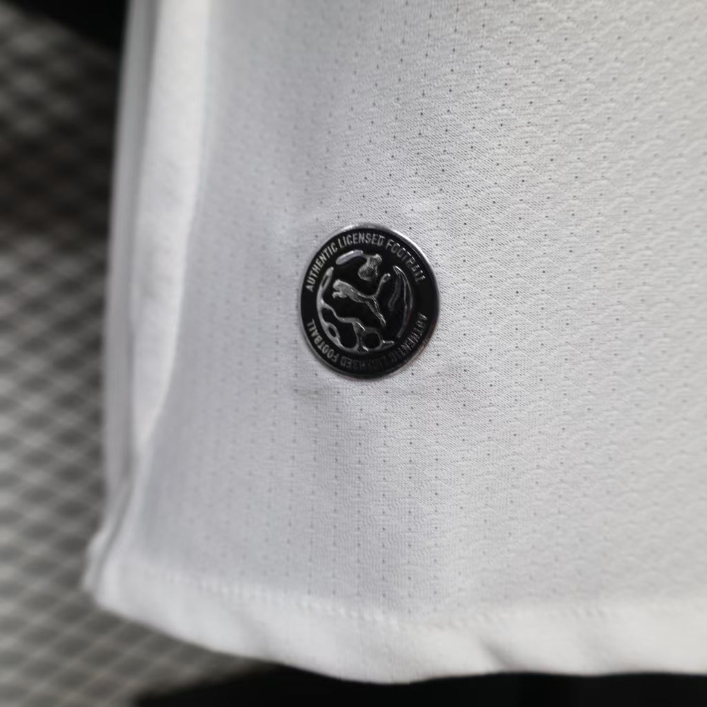 Valencia CF de la temporada 2024/2025 firmada por Puma